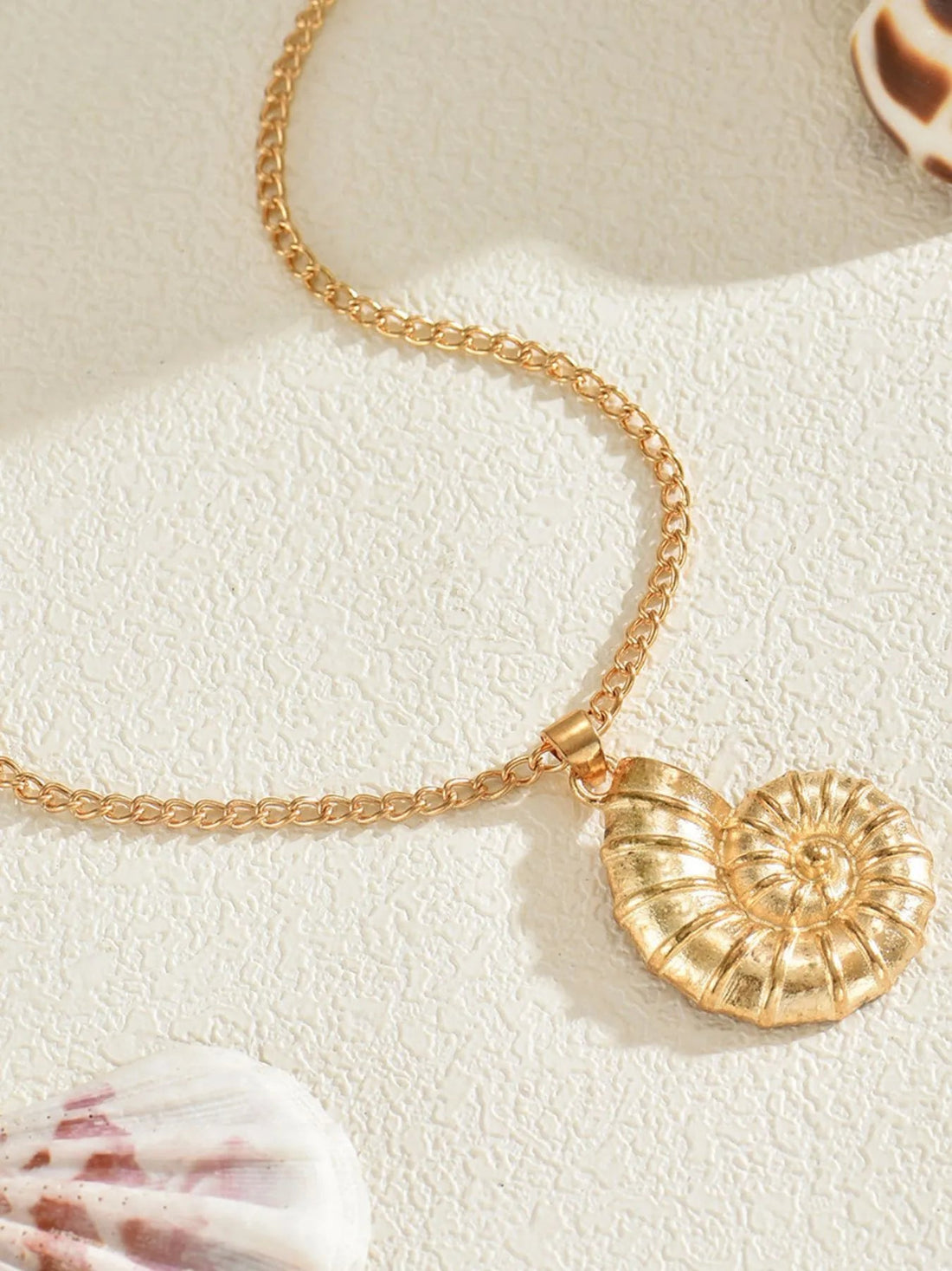 18K Gold-Plated Shell Pendant Necklace - Lookzlike