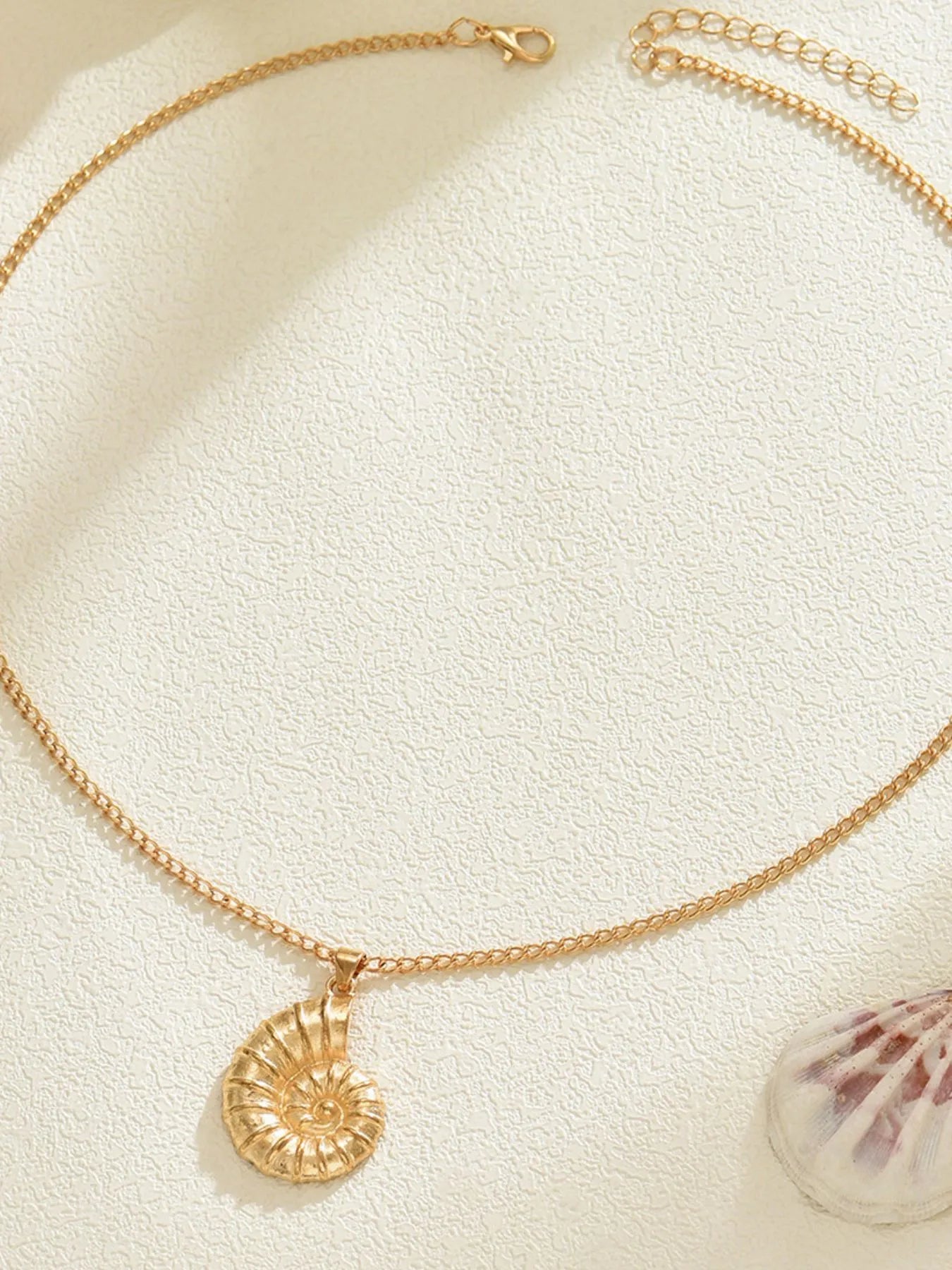 18K Gold-Plated Shell Pendant Necklace - Lookzlike
