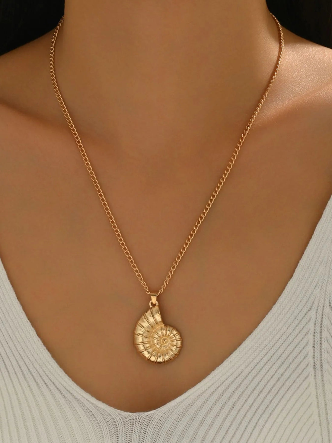 18K Gold-Plated Shell Pendant Necklace - Lookzlike