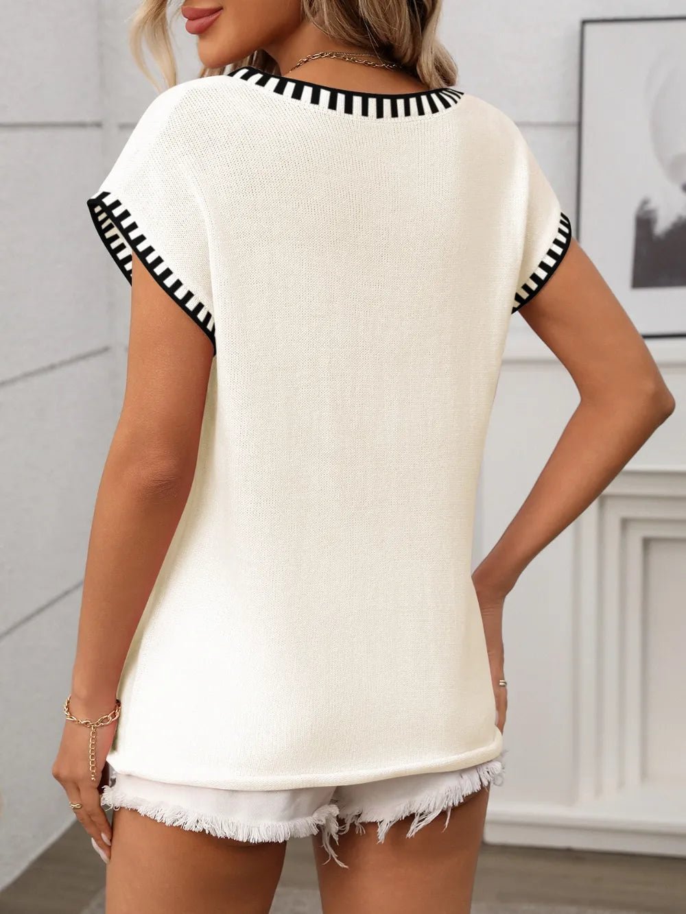 Contrast Trim V-Neck Short Sleeve Knit Top - Lookzlike