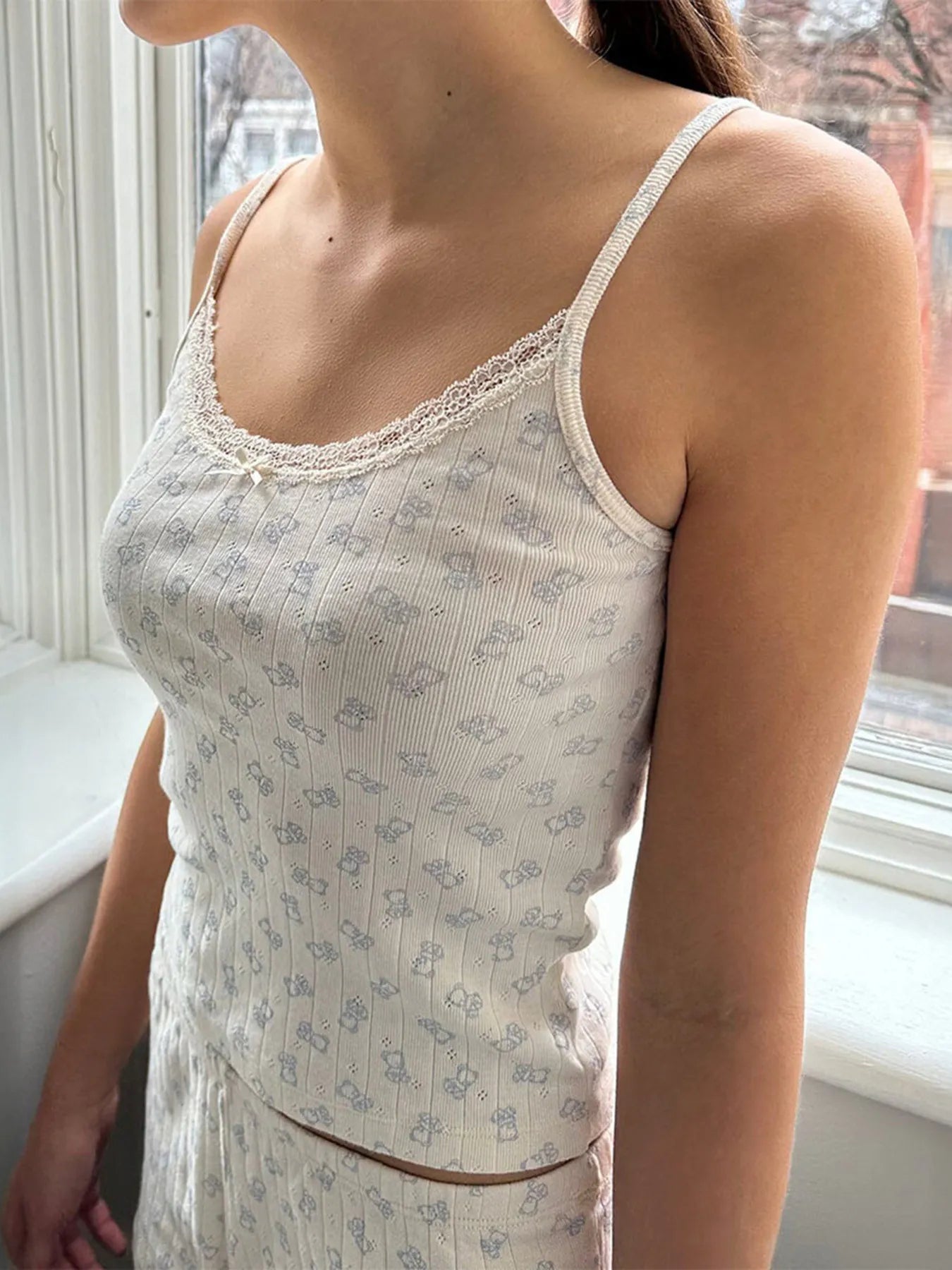 Lace Detail Scoop Neck Cami - Lookzlike